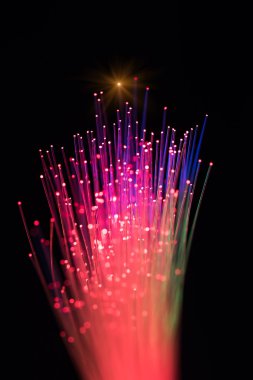 Optik fiber dinamik teknoloji arka planının derinliklerinden uçuyor.