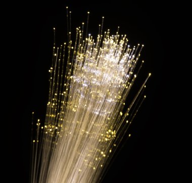 Optik fiber dinamik teknoloji arka planının derinliklerinden uçuyor.