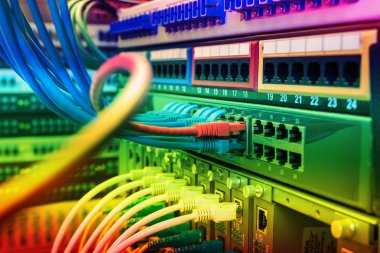 Ağ kabloları ve hub closeup fiber optik arka plan