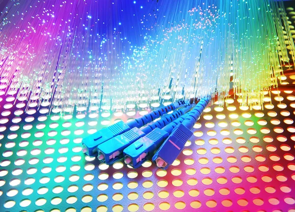 光学光纤在技术背景下从深层飞行 — 图库照片
