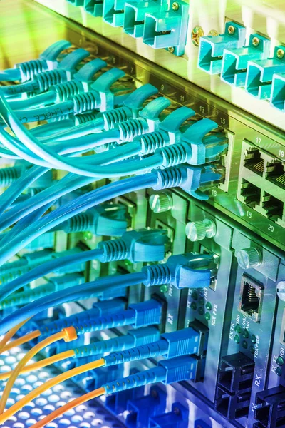 Glasvezelkabels Aangesloten Optische Poorten Netwerkkabels Aangesloten Ethernetpoorten — Stockfoto