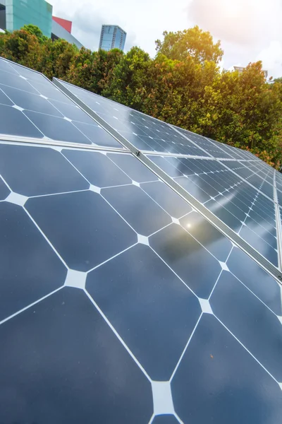 Paneles solares en el parque de la ciudad moderna —  Fotos de Stock