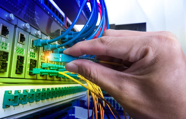 Hombre Conectando Cables Red Fibra Interruptores —  Fotos de Stock