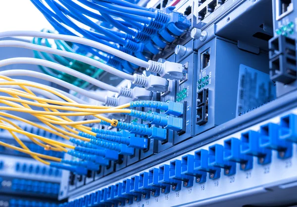 Glasfaserkabel Mit Optischen Ports Und Netzwerkkabel Mit Ethernet Ports — Stockfoto