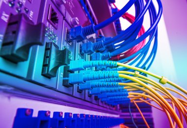 Fiber Optik kablolar ethernet portlarına bağlı optik portlara ve ağ kablolarına bağlı