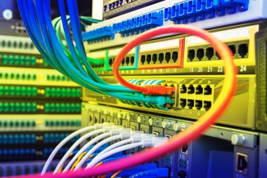 Ağ kabloları ve hub closeup fiber optik arka plan