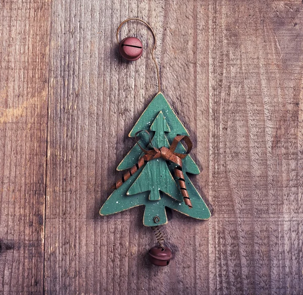 Natal decorações de madeira árvore de natal pendurado em madeira ba — Fotografia de Stock