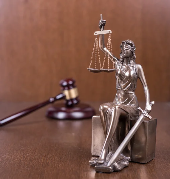 正義と木製小槌、法律概念の像 — ストック写真