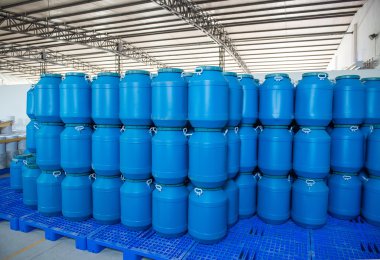 Mavi plastik fıçılar içerir