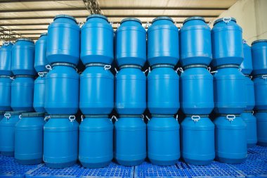 Mavi plastik fıçılar içerir