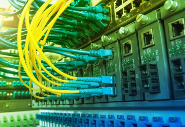 Fiber optik kabloların bağlı bir optik bağlantı noktaları ve ağ kablosu