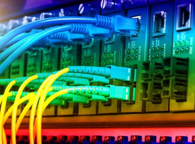 Fiber optik kabloların bağlı bir optik bağlantı noktaları ve ağ kablosu