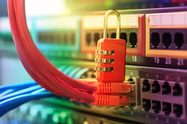 Conceito de rede e proteção de dados com cadeado e interruptor — Fotografia de Stock