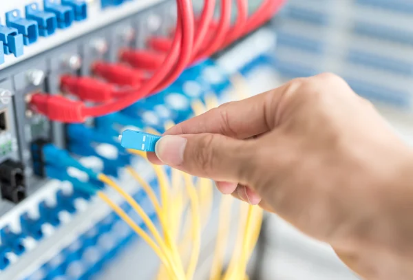 Hombre Que Trabaja Sala Servidores Red Con Concentrador Fibra Óptica —  Fotos de Stock