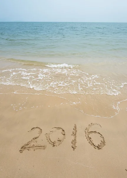2016 年亲手写在面海的白色沙滩上 — 图库照片