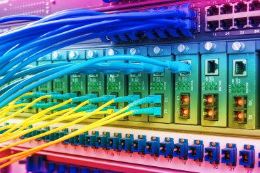 Fiber optik ekipmanlı teknoloji merkezi