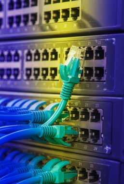 Ağ kabloları ve hub closeup fiber optik arka plan