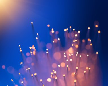 Optik fiber dinamik teknoloji arka planının derinliklerinden uçuyor.