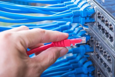 Ağ sunucu odası fiber optik hub ile digi için çalışan adam