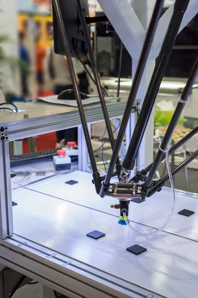 コンベア トラッキング コント ローラー工場で働く産業用ロボット — ストック写真
