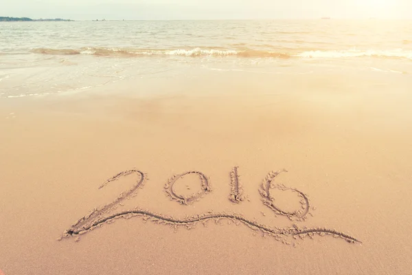 Рука 2016 Года Написана Белом Песке Перед Морем — стоковое фото