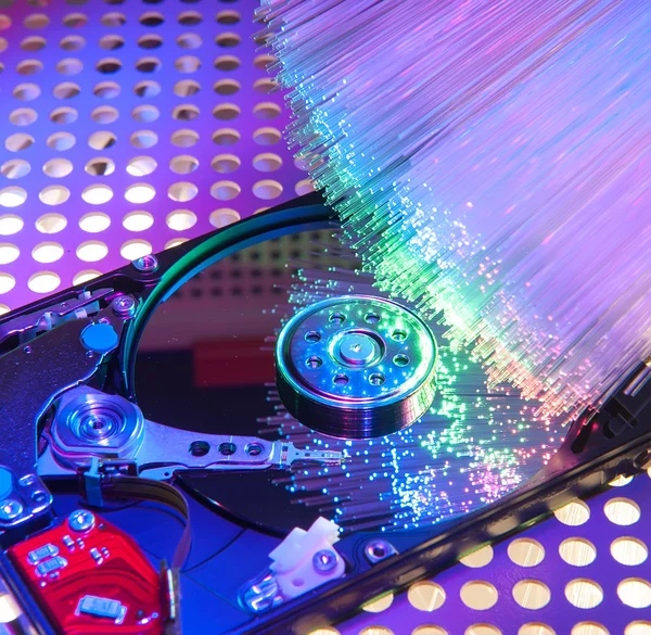 Disco duro con fondo de fibra óptica — Foto de Stock