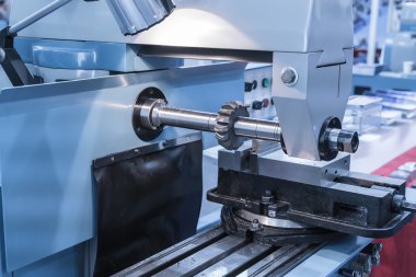 Fabrika kesicisiyle endüstriyel metalcilik kesme işlemi