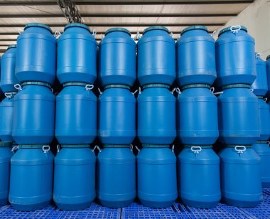 Mavi plastik fıçılar içerir