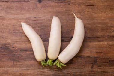 Ahşap arka planda Daikon turpu