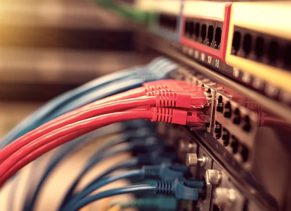 Conmutador de red y cables Ethernet, concepto de centro de datos. — Foto de Stock