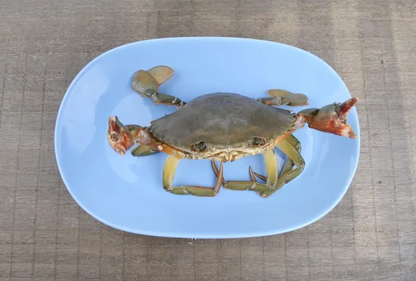 Tabakta taze çiğ yengeç