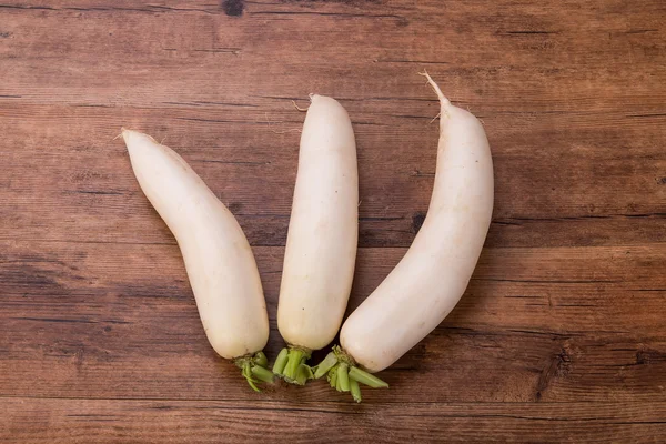 Ahşap arka planda Daikon turpu