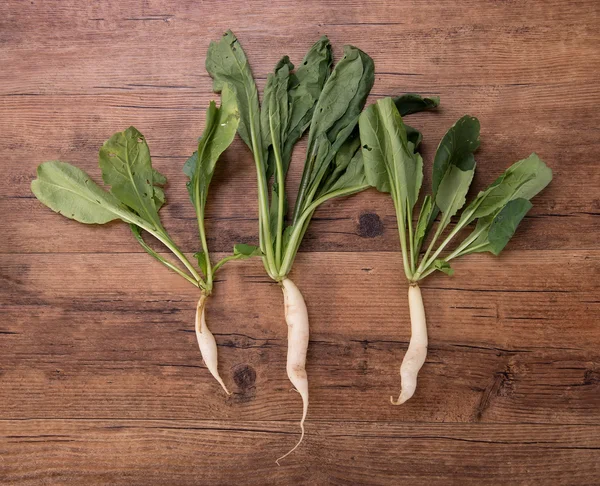 Rábano Daikon sobre el fondo de madera — Foto de Stock