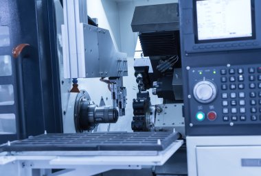 Fabrikada çalışan bir robot kol