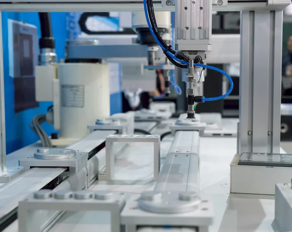 Brazo de robot en una fábrica de trabajo — Foto de Stock