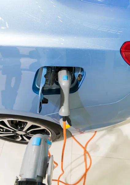 Electric car at charge point — Stock Photo, Image
