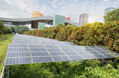 Modern Şehrin Parkındaki Güneş Panelleri