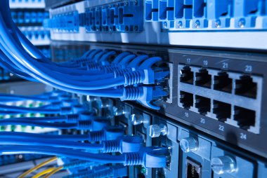 Ağ kabloları ve hub closeup fiber optik arka plan