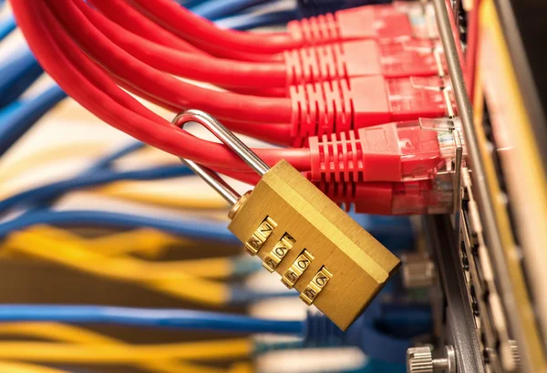Conceito de rede e proteção de dados com cadeado e interruptor — Fotografia de Stock
