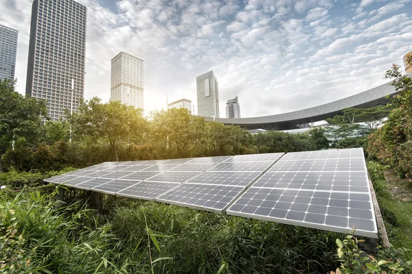 Sonnenkollektoren im Park der modernen Stadt — Stockfoto
