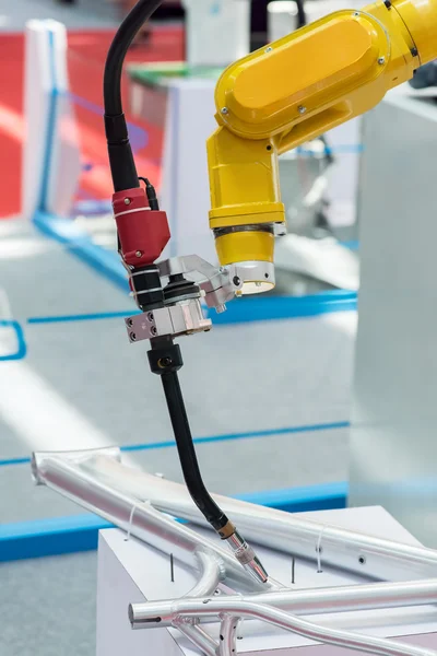 Soldadura de robots en fábrica — Foto de Stock
