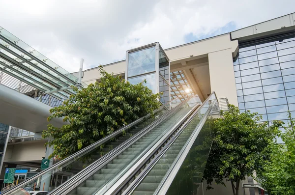 Escada rolante no moderno centro de negócios — Fotografia de Stock