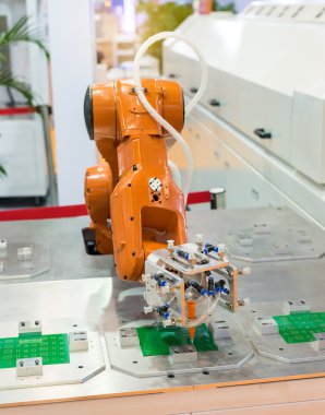 fabrika üretim hattında adlı robot kol