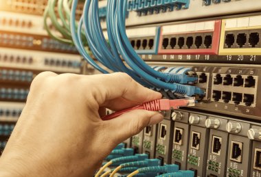 Ağ sunucu odası fiber optik hub ile digi için çalışan adam