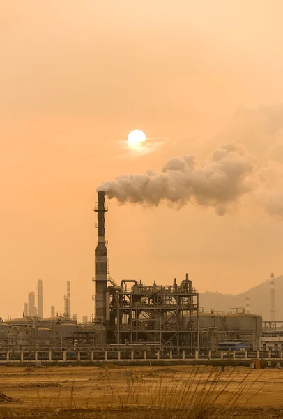 Fabbrica di trasformazione del gas. paesaggio con industria del gas e del petrolio — Foto Stock