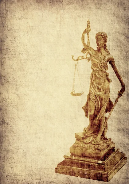 古い用紙の背景、法律概念の正義の女神像 — ストック写真