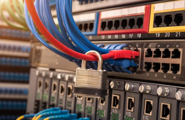 Nätverk och data skydd koncept med hänglås och switch — Stockfoto
