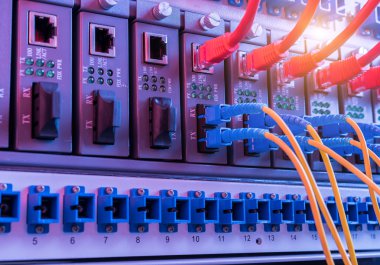 Fiber Optik kablolar ethernet portlarına bağlı optik portlara ve ağ kablolarına bağlı