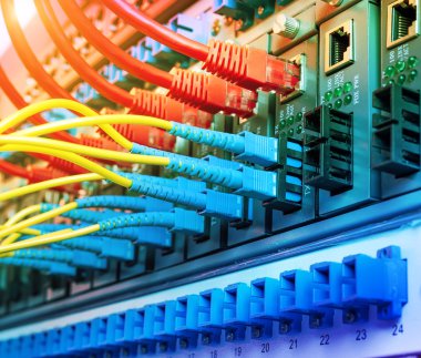 Fiber Optik kablolar ethernet portlarına bağlı optik portlara ve ağ kablolarına bağlı