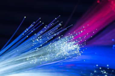 Optik fiber dinamik teknoloji arka planının derinliklerinden uçuyor.